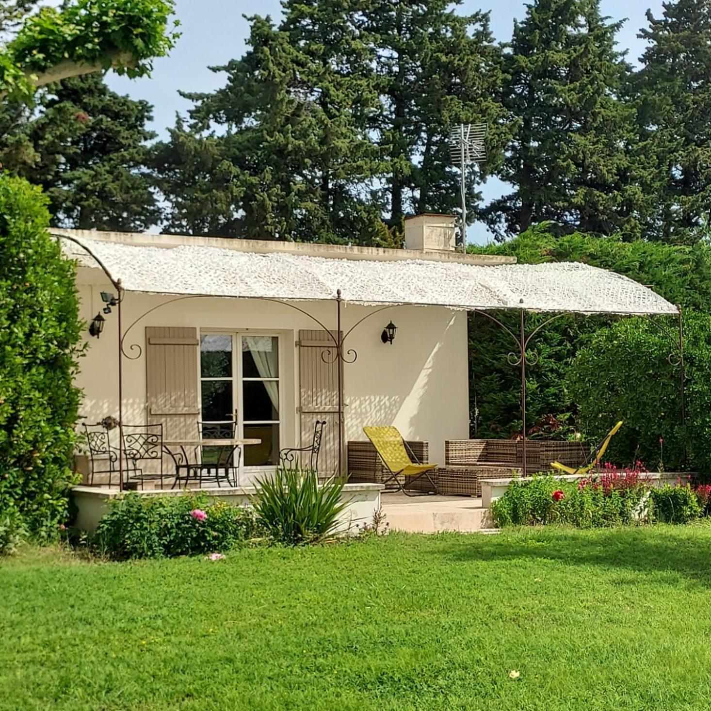 La Bastide Des Amouriers Caumont-sur-Durance Exterior photo